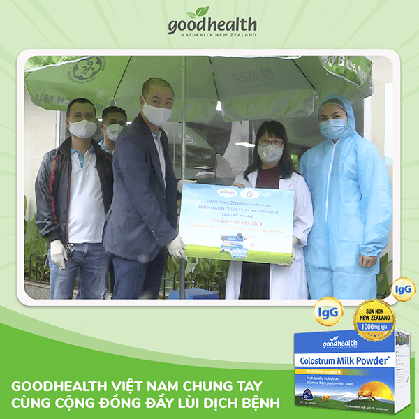 Ông Đinh Minh Tuấn – GĐ Đối ngoại Công ty CP Goodhealth Việt Nam trao tặng bệnh viện Bạch Mai 2000 hộp sữa non Goodhealth Milk Powder giúp các bác sĩ và bệnh nhân tăng sức đề kháng chống dịch